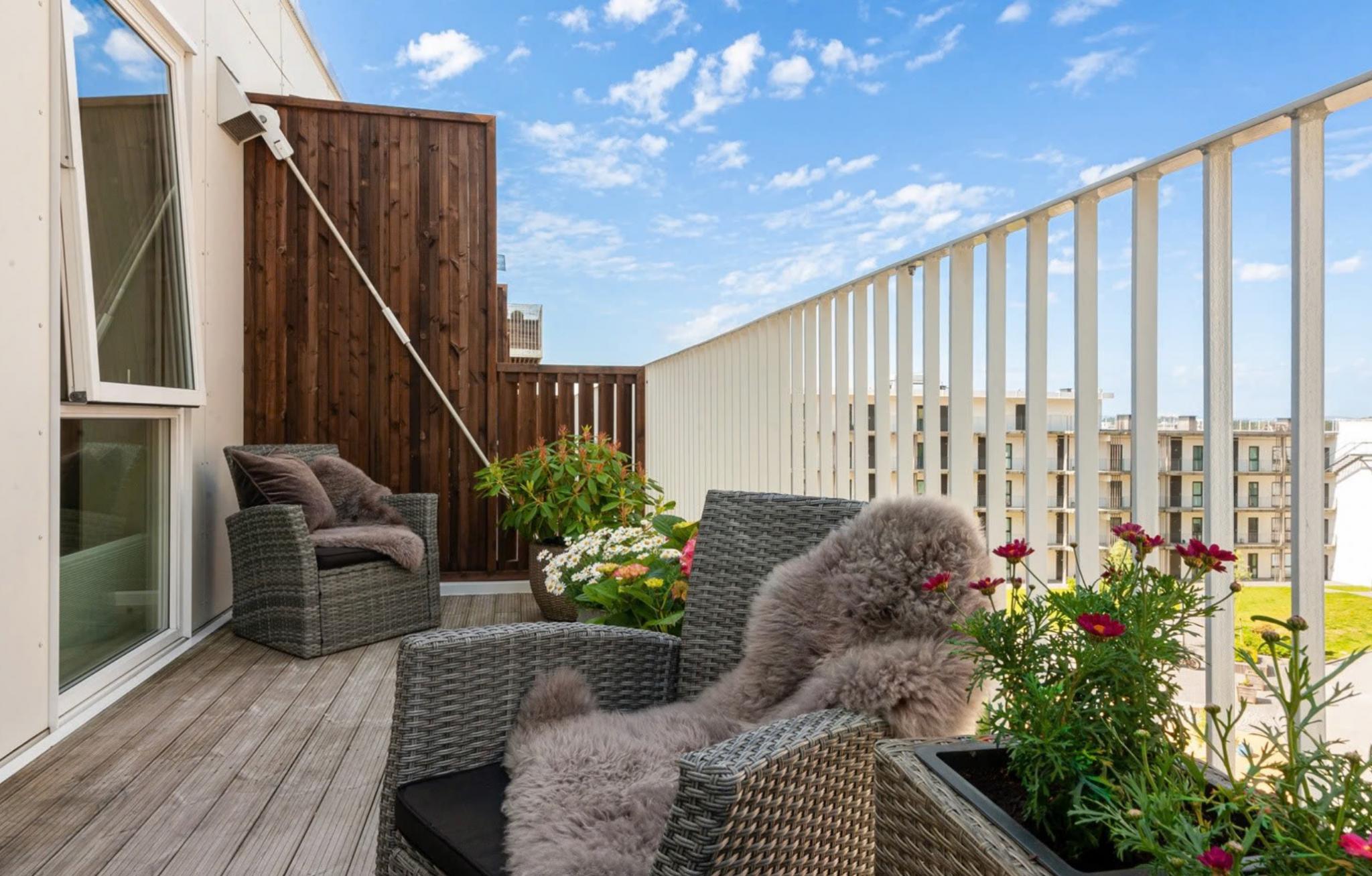 Den store altanen innbyr til lange sommerkvelder.